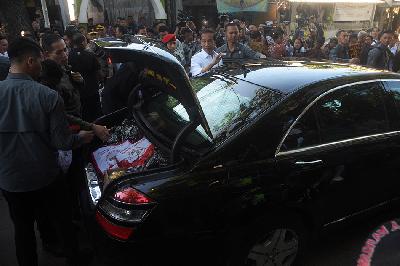Presiden Joko Widodo melakukan kunjungan ke Pasar Cihapit di Bandung, Jawa Barat, 12 Juli 2023. Dalam kunjungan ini, pedagang mendapat paket berisi sembako dan bantuan kemasyarakatan berupa uang tunai. TEMPO/Prima mulia