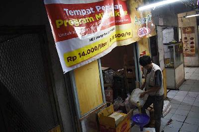 Pedagang menuang minyak di gerai minyak goreng curah di Pasar Kosambi, Bandung, Jawa Barat, 2022. TEMPO/Prima Mulia