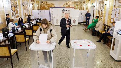 Pemilih memberikan memberikan suaranya pada hari terakhir Pemilihan Presiden di Moskow, Rusia, 17 Maret 2024. Reuters/Evgenia Novozhenina