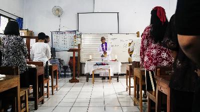 Suasana ibadah Minggu umat Katolik di salah satu kelas di gedung Sekolah Dasar Mardi Yuana, Kecamatan Labuan, Pandeglang, Banten, 25 Februari 2024. Dokumentasi Serikat Jurnalis untuk Keberagaman (SEJUK)