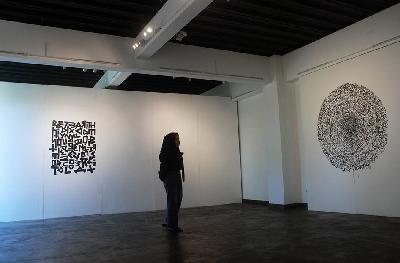 Suasana pameran Ten Portraits (After Stein, After Warhol, After 150 Days) oleh Khrisnamurti Suparka di galeri Orbital, Bandung, Jawa Barat, 21 Maret 2024. TEMPO/Prima mulia