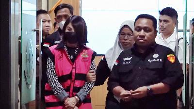 Tersangka  Manajer PT QSE Helena Lim (rompi pink) usai diperiksa di kantor Kejaksaan Agung, Jakarta, 26 Maret 2024. Dok. Youtube Kejaksaan Agung