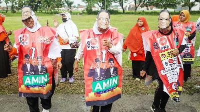 Simpatisan Partai Keadilan Sejahtera (PKS) memekai topeng bergambar Anies Baswedan ketika berkampanye di Tegal, Jawa Tengah, 30 Januari 2024. Tempo/Hilman Fathurrahman W