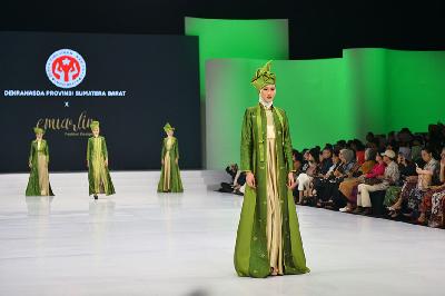 Model memperagakan busana yang bertema Amarranggana dari desainer Emi Arlin yang berkolaborasi dengan Dekranasda Provinsi Sumatera Barat digelaran Indonesia Fashion Week 2024, JCC, Jakarta, 29 Maret 2024. TEMPO/ Febri Angga palguna