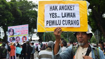 People rally in support of the Right of Inquiry and reject the suspected fraudulent elections in front of the Election Supervisory Commission (KPU) office, Menteng, Central Jakarta, March 18. The poster says “Yes to Right of Inquiry, No to Fraudulent Elections.”
TEMPO/Febri Angga Palguna
