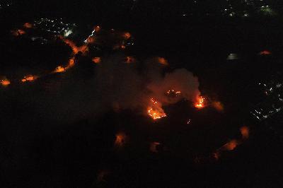 Kebakaran usai ledakan di Gudang Amunisi Daerah Kodam Jaya di Ciangsana, Kabupaten Bogor, Jawa Barat, 30 Maret 2024. Fritz Markus via REUTERS