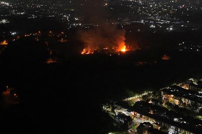 Kebakaran usai ledakan di Gudang Amunisi Daerah Kodam Jaya di Ciangsana, Kabupaten Bogor, Jawa Barat, 30 Maret 2024. Fritz Markus via REUTERS
