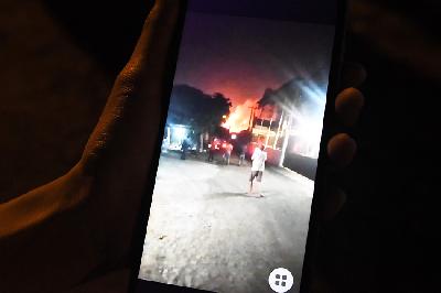 Warga memperlihatkan video kebakaran dari ledakan Gudang Amunisi Daerah Kodam Jaya di Ciangsana, Kabupaten Bogor, Jawa Barat, 30 Maret 2024. ANTARA/ Fakhri Hermansyah