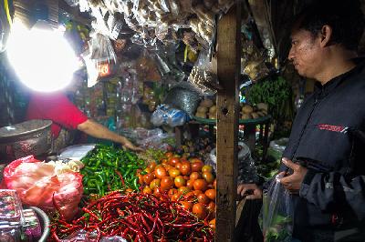 Warga membeli bahan pokok di Pasar Klender SS, Jakart, 26 Februari 2024. TEMPO/Tony Hartawan