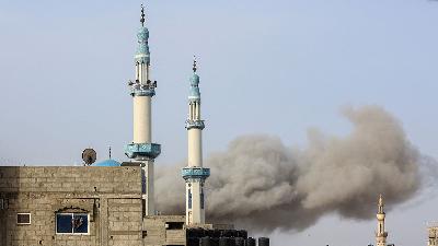 Asap dari bangunan yang terbakan akibat serangan Israel di Rafah, sisi Selatan Jalur Gaza, 27 Maret 2024/Reuters/Ahmed Zakot      