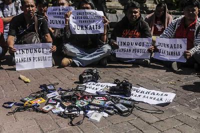 Sejumlah jurnalis melakukan aksi menolak kekerasan terhadap jurnalis di depan Makodam IX/Udayana, Denpasar, 2016. Johannes P. Christo