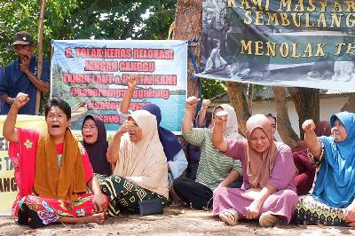 Sejumlah perempuan menyuarakan penolakan relokasi di Kampung Sembulang, Pulau Rempang, Galang, Kota Batam, 7 Maret 2024. TEMPO/YOGI EKA SAHPUTRA