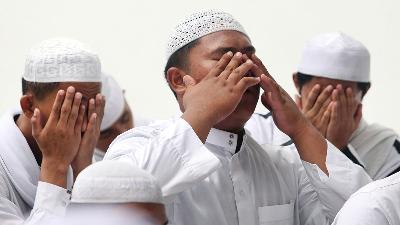 Jamaah menangis usai berdoa saat takziah wafatnya almarhum Habib Hasan Bin Jafar Assegaf di Masjid Nurul Musthofa Center, Depok, Jawa Barat, 13 Maret 2024.  Antara/Yulius Satria Wijaya