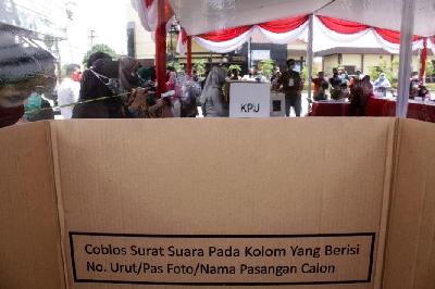 Warga menggunakan hak suaranya saat Simulasi Pemungutan Suara Pilkada serentak di halaman Polresta Sidoarjo, Jawa Timur, 2020. ANTARA/Umarul Faruq