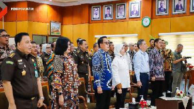 Penjabat (Pj) Gubernur Jawa Timur, Adhy Karyono, mengajak seluruh pegawai civitas hospitalia RSUD Dr. Soetomo Surabaya untuk meningkatkan kompetensi, etika profesi, dan pemahaman hukum kesehatan dalam melayani pasien dan masyarakat.