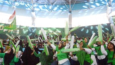 Simpatisan PPP menghadiri saat puncak perayaan Hari Lahir (Harlah) ke-51 Partai Persatuan Pembangunan (PPP) di GOR Sudiang Makassar, Sulawesi Selatan, 27 Januari 2024. Antara/Hasrul Said