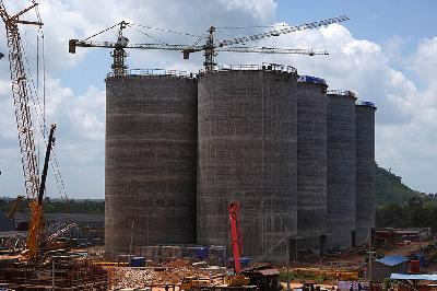 Suasana proyek pembangunan Smelter Grade Alumina Refinery (SGAR) Phase 1 di Kabupaten Mempawah, Kalimantan Barat, 20 Maret 2024. ANTARA/Jessica Wuysang
