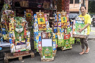 Pedagang menyusun parsel lebaran untuk dijual di kawasan Cikini, Jakarta, 26 Maret 2024. ANTARA/Muhammad Adimaja