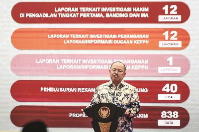 Ketua Komisi Yudisial (KY) Amzulian Rifai menyampaikan laporan tahunan Komisi Yudisial 2023 di Jakarta, 2 April 2024. ANTARA/Hafidz Mubarak A