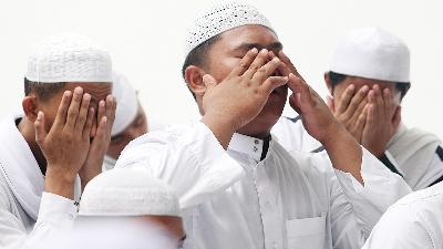 Mourners shed tears during the funeral of the late Habib Hasan Bin Jafar Assegaf at the Nurul Musthofa Center Mosque, Depok, West Java, March 13.
ANTARA/Yulius Satria Wijaya
