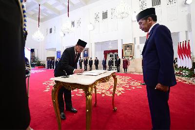 Presiden Joko Widodo menyaksikan secara langsung pengucapan sumpah jabatan Nawawi Pomolango sebagai Ketua Sementara Komisi Pemberantasan Korupsi (KPK) masa jabatan tahun 2019-2024 di Istana Negara, Jakarta, 27 November 2023. BPMI Setpres/Lukas