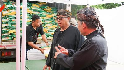 Bupati Sukabumi H Marwan Hamami membuka Bazar Ramadan 1445 Hijriah di gedung Centra IKM Ketan Jampang Surade, Kecamatan Surade, Kamis, 4 April 2024.
