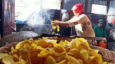 Pekerja menggoreng bahan baku berupa singkong menjadi kerupuk sanjai, di Sanjai Emi, Bukittinggi, Sumatera Barat, 1 April 2024. Tempo/Fachri Hamzah