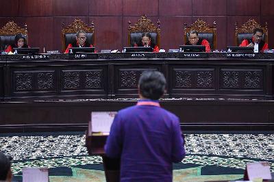 Ketua Mahkamah Konstitusi (MK) Suhartoyo bersama jajaran Hakim Konstitusi lainnya menyimak kesaksian Ketua Dewan Kehormatan Penyelenggara Pemilu (DKPP) Heddy Lugito dalam sidang lanjutan sengketa hasil Pilpres 2024 di Gedung Mahkamah Konstitusi (MK), Jakarta, 5 April 2024. ANTARA/Aditya Pradana Putra