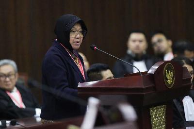 Menteri Sosial Tri Rismaharini saat menjadi saksi dalam sidang perselisihan hasil Pilpres 2024 di Gedung Mahkamah Konstitusi, Jakarta, 5 April 2024. TEMPO/Subekti