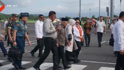 Wakil Presiden RI, H. Ma’ruf Amin bersama istri disambut Gubernur  Sulawesi Utara Olly Dondokambey di Bandara Sam Ratulangi Manado, Rabu, 3 April 2024.