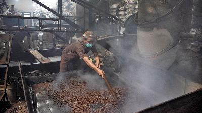 Pendinginan biji kopi yang baru matang dari mesin penggarang di pabrik sekaligus toko Kopi Aroma di Jalan Banceuy, Bandung, Jawa Barat, 3 April 2024. Tempo/Prima Mulia