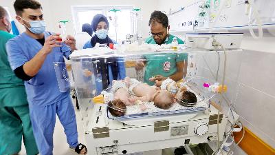 Bayi prematur yang dievakuasi dari inkubator mendapat perawatan di rumah sakit di Rafah, selatan Jalur Gaza, November 2023. Reuters/Hatem Khaled