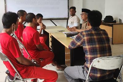 Sekretaris Jenderal Yayasan Dekat Bintang dan Langit (DeBintal) Hendro Fernando (kanan ketiga) dalam diskusi bersama sejumlah narapidana terorisme di Lapas Nusakambangan. Istimewa