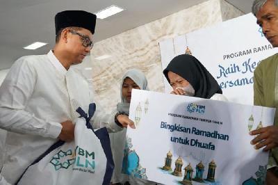 Direktur Utama PLN Darmawan Prasodjo memberikan santunan zakat mal secara simbolis dari Yayasan Baitul Mal PLN kepada warga penerima manfaat di Jakarta, 8 April 2023. Dok. PLN