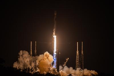 SpaceX meluncurkan misi Falcon 9 ke-2 Starlink 6-45 dengan delapan belas booster penerbangan B-1067-18 dari SLC-40 Cape Canaveral Florida Brevard County, Amerika Serikat, 30 Maret 2024. REUTERS/Scott Schilke/Sipa AS