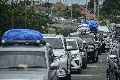 Kemacetan hingga sekitar 7 km menjelang gerbang Tol Merak di Cilegon, Banten, 6 April 2024. TEMPO/M Taufan Rengganis