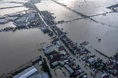 Kondisi jalur utama pantura Demak-Kudus yang terendam banjir di Kecamatan Karanganyar, Kabupaten Demak, Jawa Tengah, 18 Maret 2024. ANTARA/Aji Styawan
