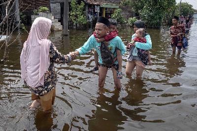 Warga bersilaturahmi dengan tetangganya saat perayaan Lebaran di tengah banjir yang melanda Desa Sayung, Kecamatan Sayung, Kabupaten Demak, Jawa Tengah, 10 April 2024. ANTARA/Aji Styawan