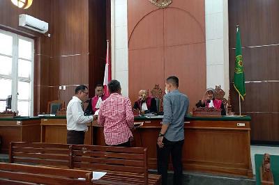 Penyerahan alat bukti dari tergugat 3 dan 4 di PN Makassar, 2 April 2024. Dok. Koalisi Advokasi Pers