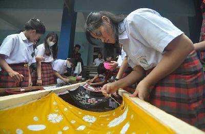 Sejumlah siswa mengikuti proses pewarnaan kain saat membatik di SMA Sint Carolus Bengkulu, Kota Bengkulu, Bengkulu, 14 Maret 2024. ANTARA/Muhmmad Izfaldi