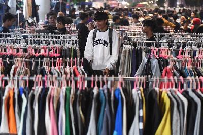 Suasana jual beli pakaian bekas di sepanjang jalan Senen Raya, Pasar Senen, Jakarta, 7 April 2024. TEMPO/ Febri Angga Palguna