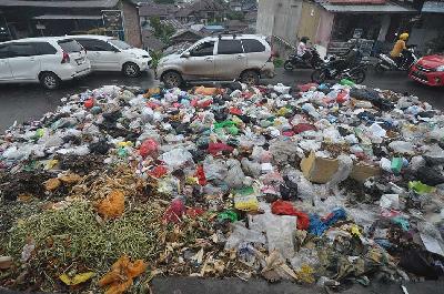 Pengendara melintas di dekat tumpukan sampah di ruas jalan Bangka di Kota Bengkulu, Provinsi Bengkulu, 3 April 2024. ANTARA/Muhammad Izfaldi