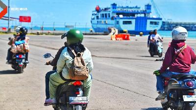 Pemudik motor ikut menyeberang menggunakan angkutan penyeberangan Pelabuhan Panjang di Tanjung Karang, Lampung.