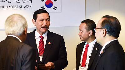 Coordinating Minister for Maritime Affairs and Fisheries, Luhut Binsar Panjaitan (second left), and Head of the Investment Coordinating Board, Bahlil Lahadila (second right), attend a working lunch with a number of CEOs of South Korean companies in Busan, South Korea, November 2019. 
BPMI Setpres/Laily Rachev
