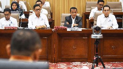 Minister of Investment/Head of the Investment Coordinating Board, Bahlil Lahadalia (in black suit), attends a work meeting with the Commission VI of the House of Representatives at the parliament complex, Senayan, Jakarta, April 1. 
ANTARA/Aditya Pradana Putra
