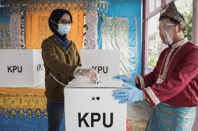 Warga memasukan surat suara dalam Pilkada Kota Depok 2020 di TPS 34, Cipayung, Depok, Jawa Barat, 9 Desember 2020. TEMPO/M Taufan Rengganis