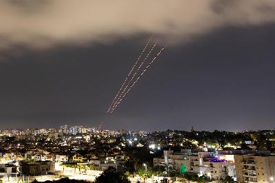 Sistem anti-rudal beroperasi setelah Iran meluncurkan drone dan rudal ke arah Israel di Ashkelon, Israel, 14 April 2024. REUTERS/Amir Cohen