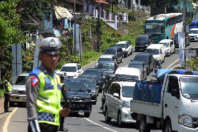 Kendaraan terkena macet panjang di turunan Cikaledong, Nagreg, Kabupaten Bandung, Jawa Barat, 13 April 2024. TEMPO/Prima Mulia