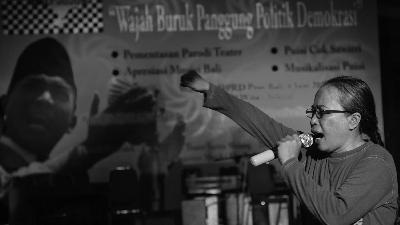 Seniman Cok Sawitri membacakan puisi berjudul 'Rakyat' dalam peringatan Hari Lahir Bung Karno  di Denpasar, Bali, 6 Juni 2013. Tempo/STR/Johannes P Christo
