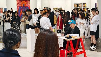 Pengunjung mengantri untuk mendapat dalam karya perfomance dari Ken Kagami berjudul "The World of Ken Kagami" di Art Basel 2024, di Hongkong, Cina, 29 Maret 2024. Adinda Yuwono